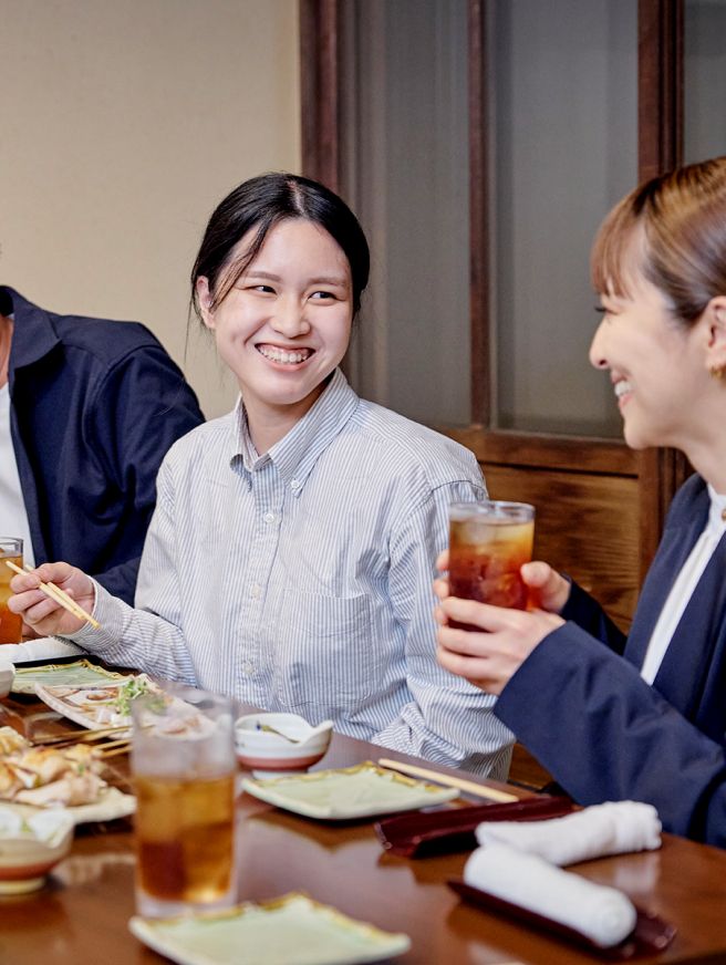 楽しそうに食事をしている2人の女性